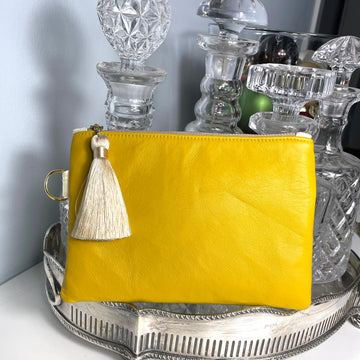 Muster Pouch aus gelbem Glattleder mit cremefarbener Quaste
