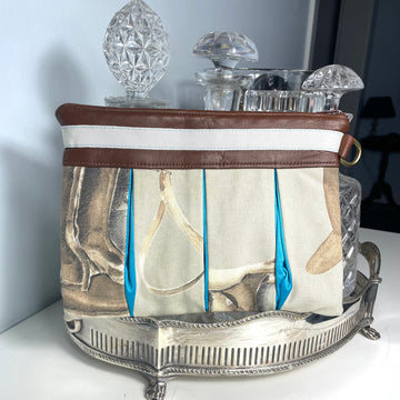 Mustertasche mit Stoff aus Reitermotiven mit türkisen Falten